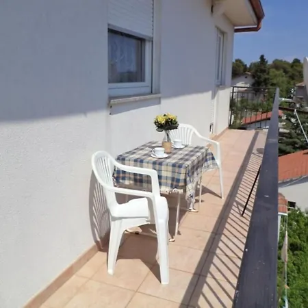 Mit Balkon- Fuer Vier Personen By Interhome Apartamento Pula